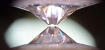 装置内部の対向する2つのダイヤモンド