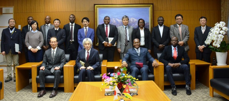両大学長面談後の集合写真