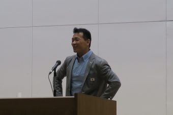 オリンピック公式ユニホーム姿で講演される武田氏
