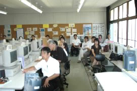 説明を受ける附属小の先生方(附属小)