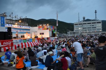 港まつりには延べ3万人以上の人出がある