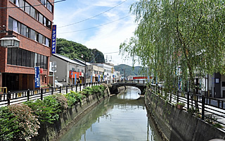 港まつり(アリラン祭)の開催地・厳原の川端通り