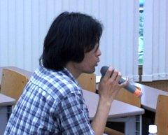質問をする参加者
