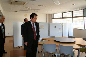 総合研究棟２の談話室を見学する小松学長