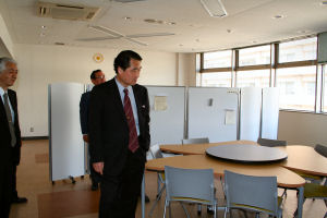総合研究棟2の談話室を見学する小松学長
