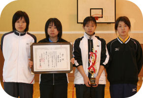 優勝のトロフィーと賞状を手に(左から、藤本さん、松本さん、三浦さん(キャプテン)、鏡さん)