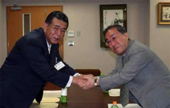 握手を交わす高橋教育長（左）と壽卓三教育学部長（右）