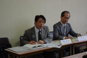 記者会見を行う佐藤理学部長(右)と林教授(左)
