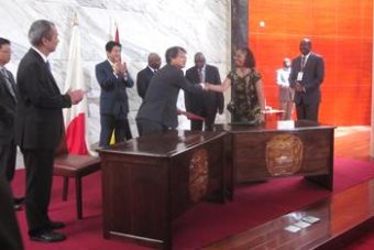  モザンビーク共和国教育省とJICAの調印の様子(4者協定の署名)