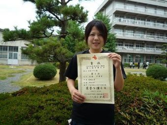 賞状を手にする三木さん