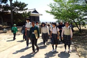大阪市立咲くやこの花中学校の修学旅行のみなさんが留学生と共に俳句作りを楽しみました 5月13日 水 愛媛大学