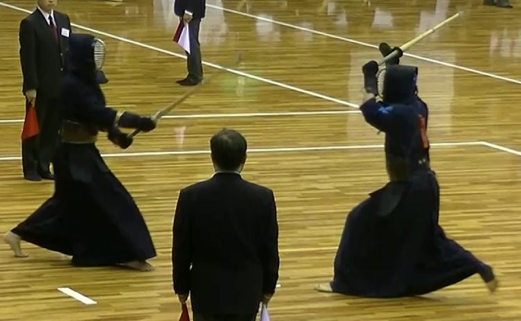試合中の攻防(右(赤)が愛媛大学)