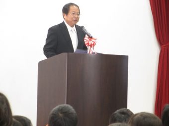 挨拶を述べる原田義明附属幼稚園長