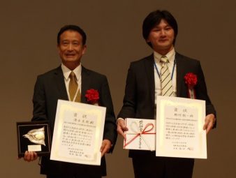 野村GRC研究員（右）と、学会賞受賞者の清水克哉大阪大学教授