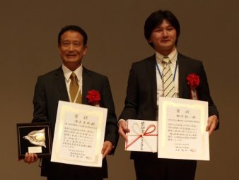 野村GRC研究員(右)と、学会賞受賞者の清水克哉大阪大学教授