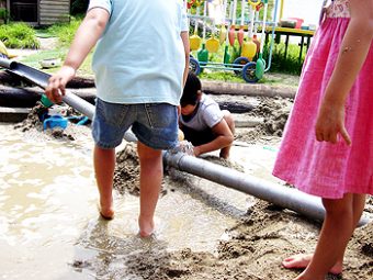 雨樋を組み合わせて水を流す遊び 