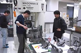 写真3:超高圧装置”マドンナ”による実験指導