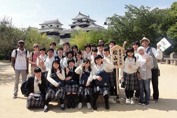 大阪市立咲くやこの花中学校の修学旅行のみなさんが留学生と共に俳句作りを楽しみました 5月16日 木 愛媛大学