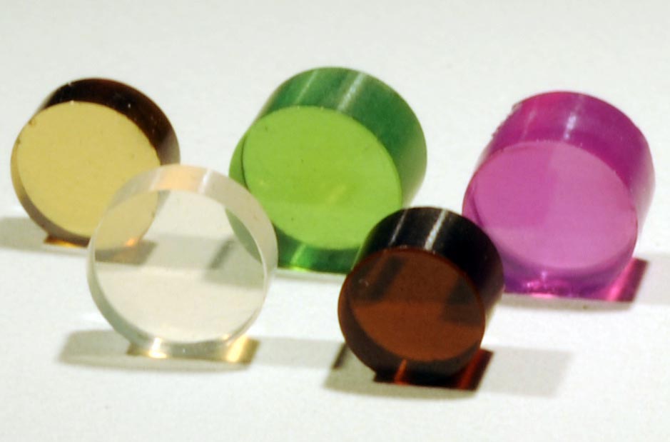 合成された透明ナノ多結晶ガーネット（左上は「ヒメダイヤ」）