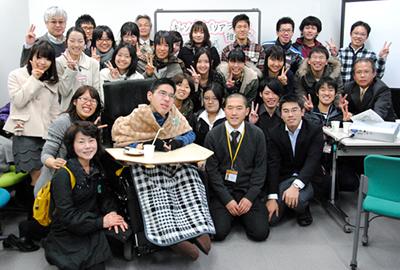 障がい学生、支援学生、教職員の集合写真