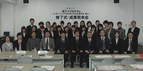 韓山師範学院の林倫倫学長(前列左から5人目)一行をお迎えした修了式・成果発表会