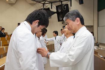 白衣を授与する安川医学部長
