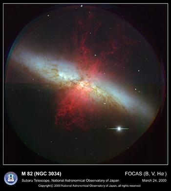 すばる望遠鏡の微光天体分光撮像装置FOCASでとらえられたM82の姿。(クレジット:国立天文台)