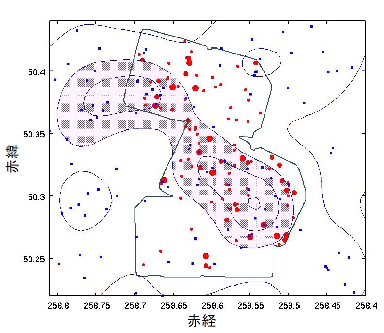 すばる望遠鏡の観測データを使って発見した、質量が大きな銀河の地図。赤丸が今回の研究で発見した大きな銀河で、丸が大きいほど質量が大きい。小さな青四角がもともと見つかっていたライマンα輝線銀河で、青線はライマンα輝線銀河の数の多さを等高線で表したもの。紫の領域はライマンα輝線銀河が多く集まった原始銀河団の領域。大きな銀河の多くが原始銀河団の領域に沿って分布している様子が分かります。