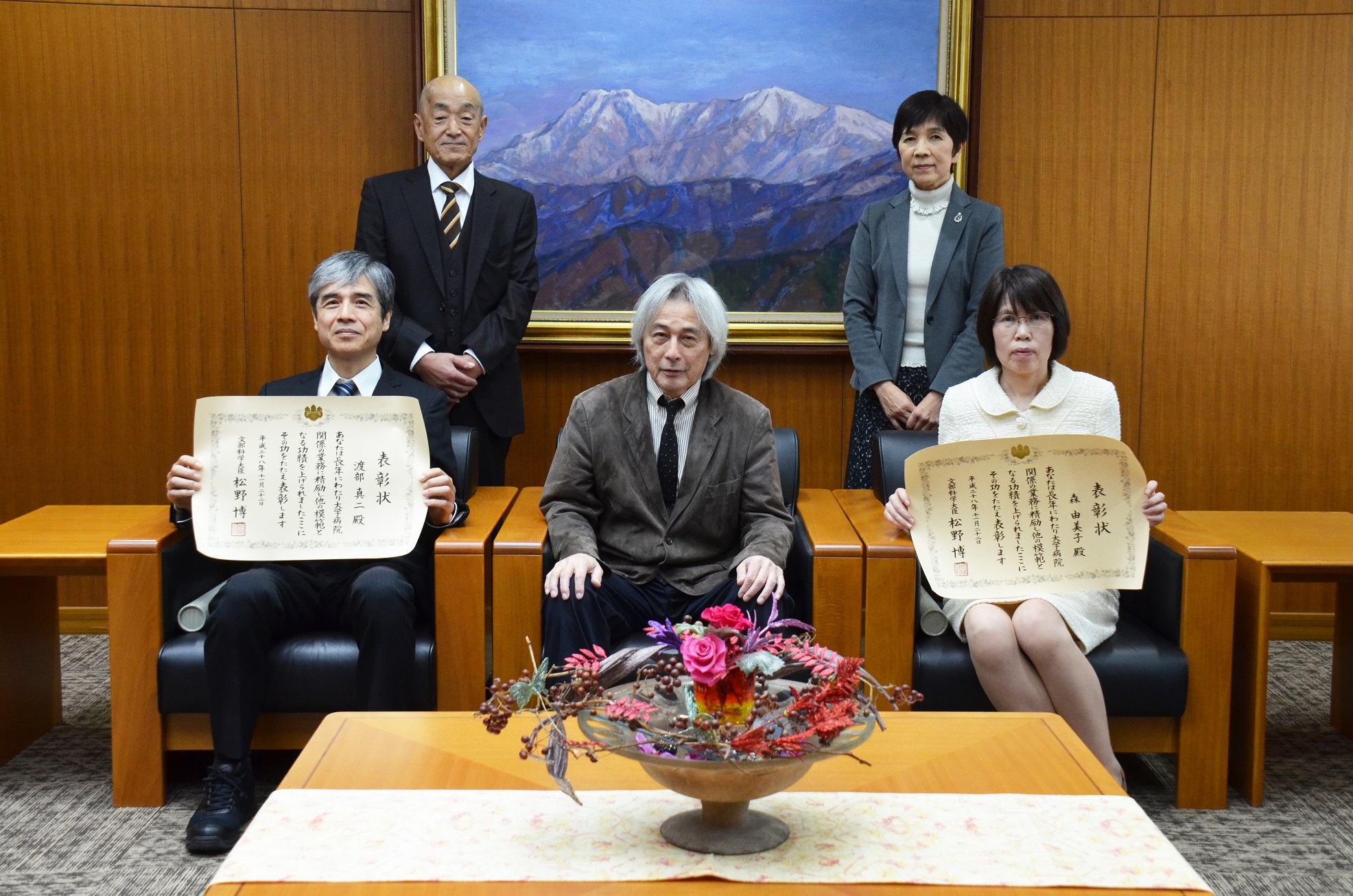 附属病院の職員が医学教育等関係業務功労者として表彰されました 11月22日 火 愛媛大学 附属病院の職員が医学教育等関係業務功労者として表彰されました 11月22日 火 愛媛大学