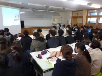 安田智美校長の学校経営説明を聴講