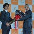 岡豊代表取締役社長から鍵を受け取る大橋学長