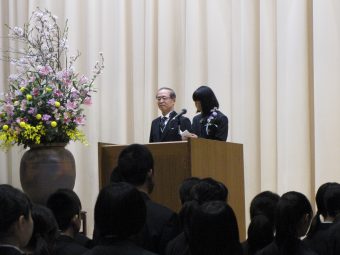 新入生代表　能瀬さんの宣誓の写真です