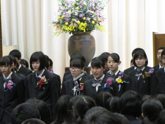 新入生代表　髙田さんの在校生への挨拶の写真です