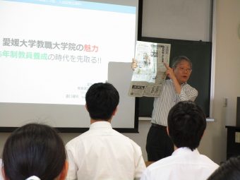 佐野教育学研究科長による説明の写真です