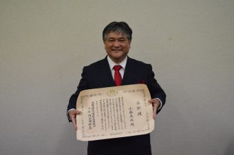 受賞された小林教授の写真です