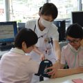 血圧を測定する生徒さんの写真です