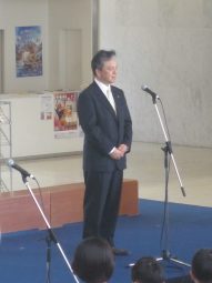 開会挨拶をする宇野副学長の写真です