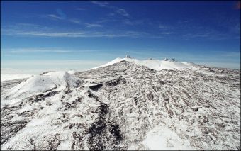 高度4200mのハワイ・マウナケア山頂に設置された観測所の写真です