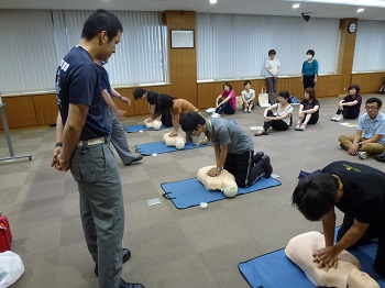 胸骨圧迫の練習の写真です