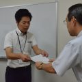 佃雅之教育学生支援部長からのお礼状交付の写真です