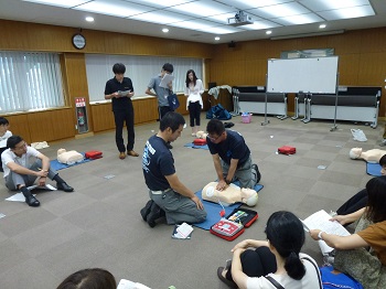 AEDの利用方法について学ぶ受講者の写真です