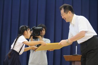 野志市長から表彰状を受け取る写真です