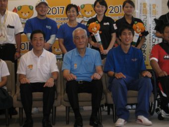 中村県知事と記念撮影（下列右端が武智さん）の写真です