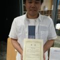 受賞した山内さんの写真です