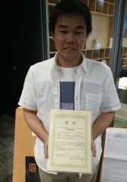 受賞した山内さんの写真です