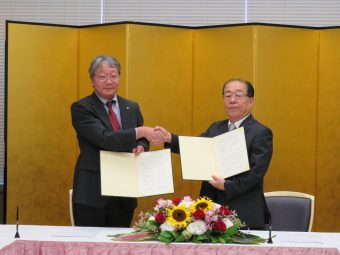左から佐野教育学研究科長、髙岡理事長の写真です