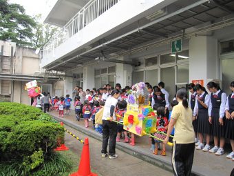 元気に幼稚園に戻っていく園児たち