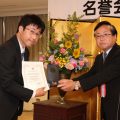 日本セラミック協会平尾一之会長(右)、板垣特任教授(左)
