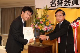 日本セラミック協会平尾一之会長(右)、板垣特任教授(左)
