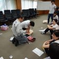 AEDの利用方法について学ぶ受講者